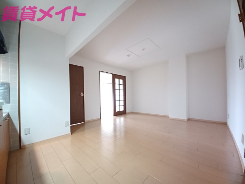 居室・リビング　別部屋反転写真です