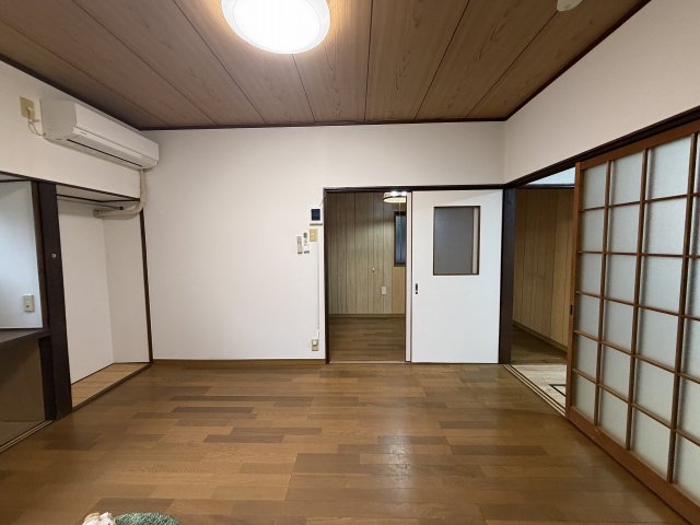 居室・リビング　こちらの居間で趣味の時間をお楽しみください
