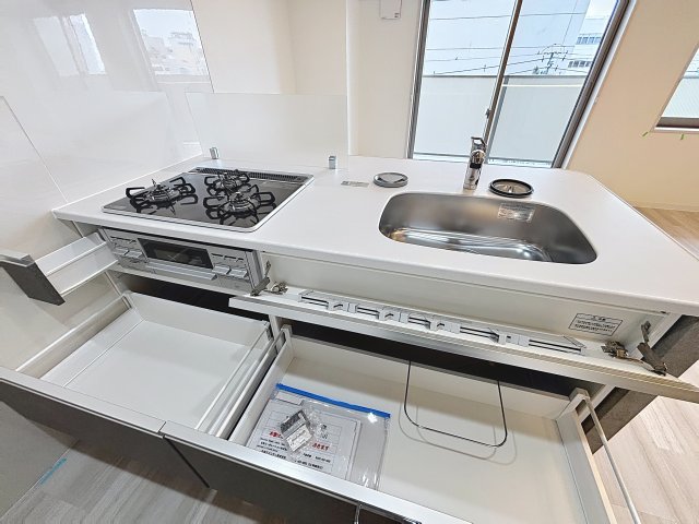 キッチン　掲載写真は同型モデルを掲載しており実際のお部屋と仕様等が異な