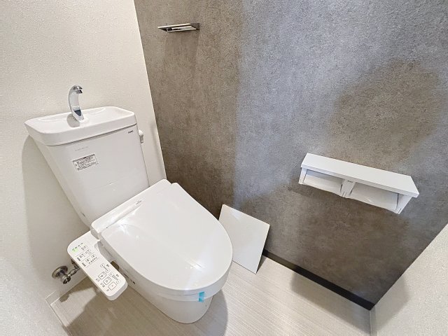 トイレ　掲載写真は同型モデルを掲載しており実際のお部屋と仕様等が異な