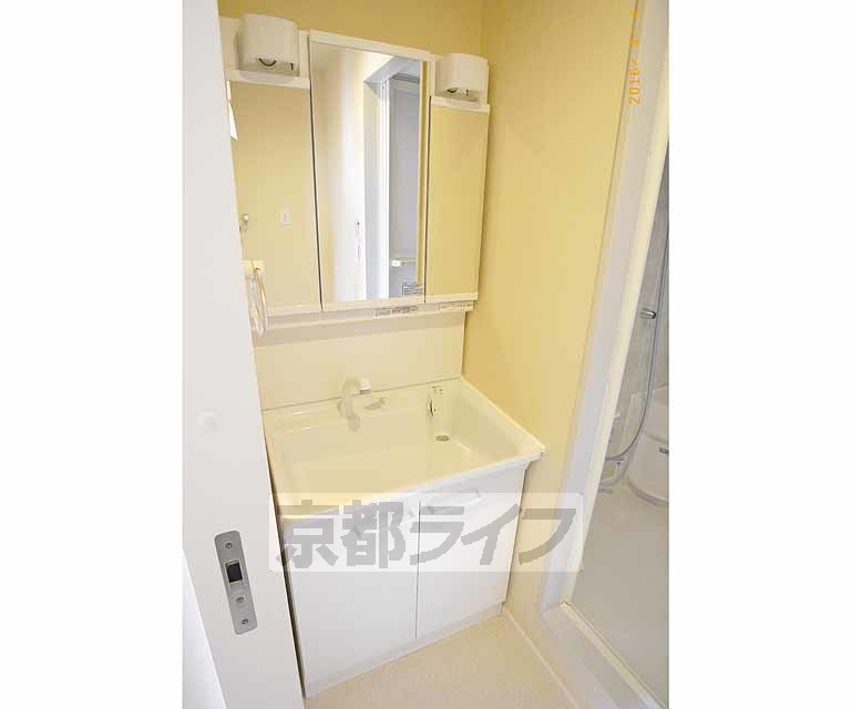洗面設備　嬉しいシャンプードレッサーの洗面台です。