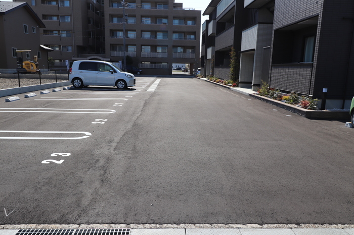 駐車場　ダブルラインのため、駐車しやすいです。