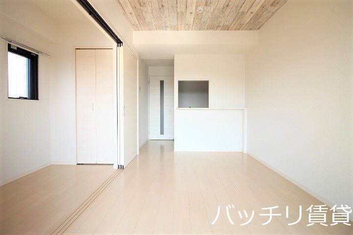 居室・リビング　別号室写真の為、現況を優先致します。