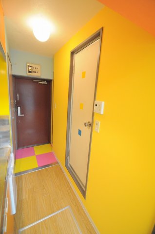 キッチン　浴室・トイレはこちらのドアから
