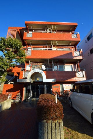 建物外観　大きな通り沿いに面していて、近隣には、生活に役立つ便利な施設