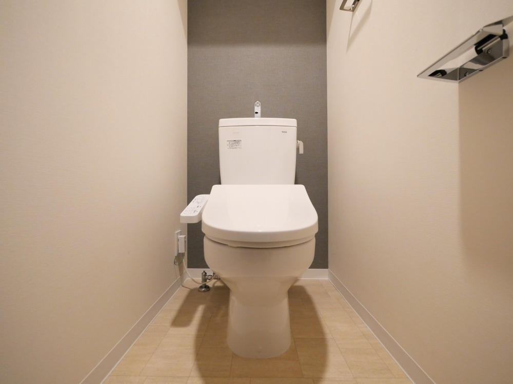 トイレ　落ち着いた色調のトイレです