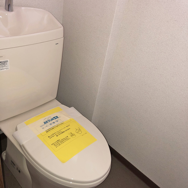 トイレ　トイレに棚あり