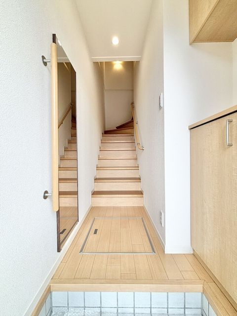 玄関　玄関鏡付き