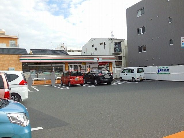 コンビニ　セブンイレブン 鹿児島荒田1丁目店（コンビニ）まで557m