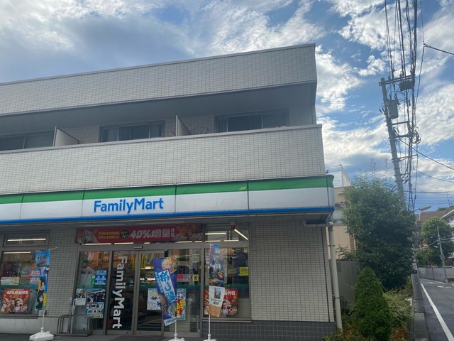 コンビニ　ファミリーマート南大井三丁目店（コンビニ）まで82m