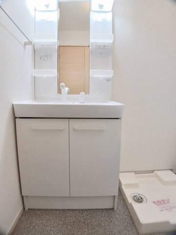 洗面設備　ゆったりとスペースのある洗面所
