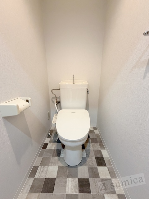 トイレ　人気アイテムの温水洗浄便座。清潔感のあるトイレです。