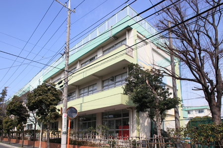 中学校　江戸川区立篠崎中学校（中学校）まで258m