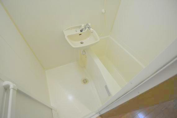 バス・シャワールーム　バスルームはトイレと別々で、広々としていますよ。