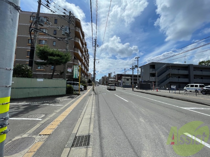 バルコニー　道路にも面しており車でのアクセスも楽々ですね。
