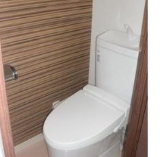 トイレ　落ち着いた色調のトイレです