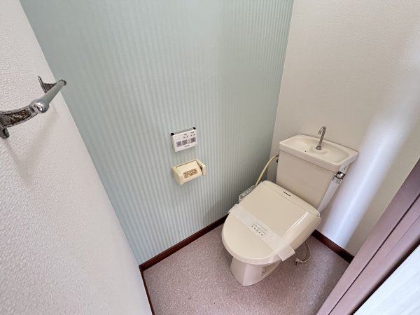 トイレ　温水洗浄便座付です