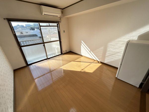 居室・リビング　７畳の洋室です