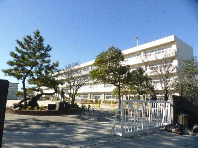 小学校　吉川市立栄小学校（小学校）まで327m