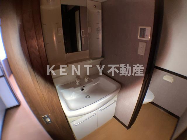 洗面設備　朝の支度にも助かる、独立の洗髪洗面化粧台