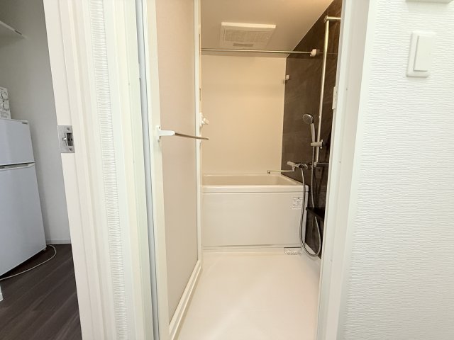 バス・シャワールーム　同一タイプです。家具家電は室内により異なります。