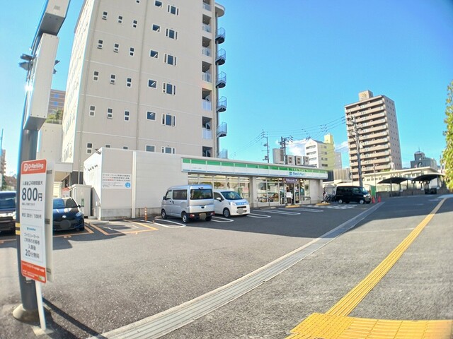 コンビニ　ファミリーマート　かるぽーと前（コンビニ）まで700m