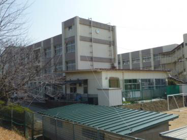 小学校　多井畑小学校（小学校）まで389m