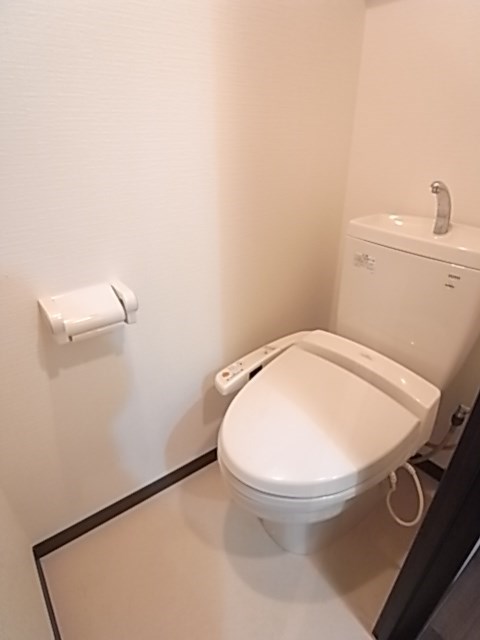 トイレ　落ち着いた色調のトイレです