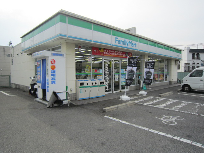 コンビニ　ファミリーマート（コンビニ）まで210m