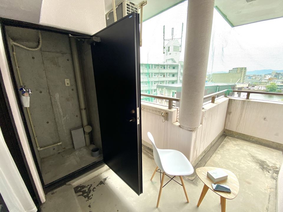 バルコニー　洗濯機置き場は扉付で静かで傷みません