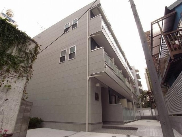 建物外観　３階建ての賃貸マンション