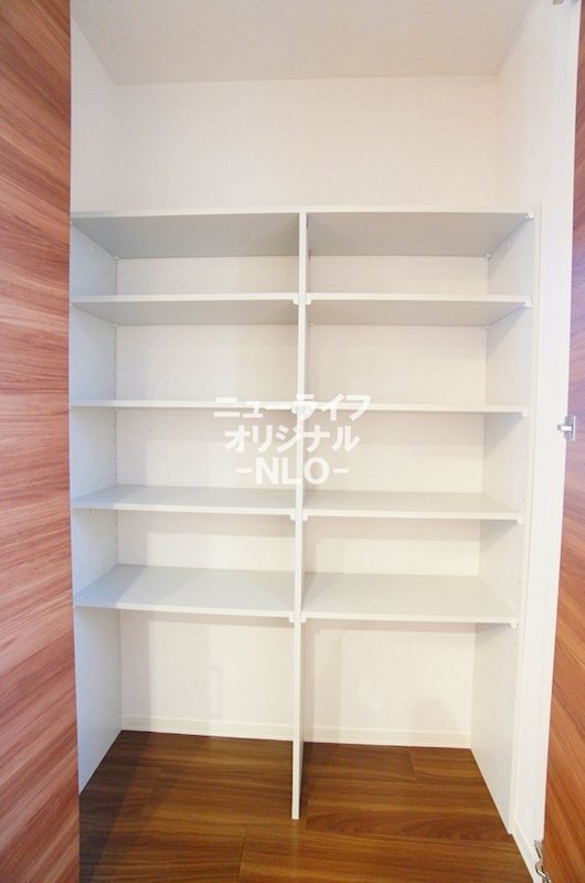 その他設備　リビングには食料品の保管に便利なパントリー収納付き☆