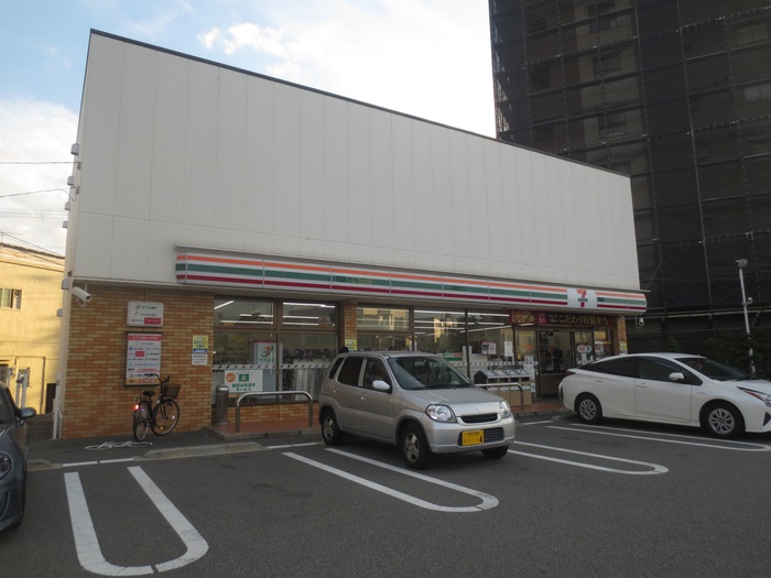 コンビニ　セブンイレブン（コンビニ）まで300m