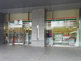 コンビニ　セブンイレブン 港区海岸1丁目店（コンビニ）まで157m