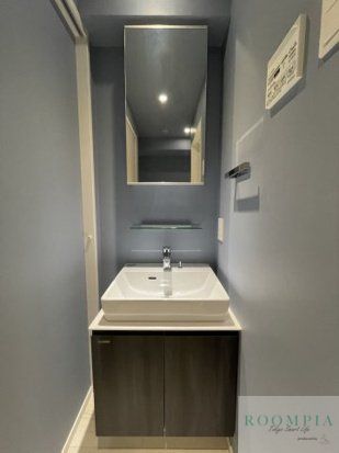 洗面設備　※同タイプの別のお部屋です。