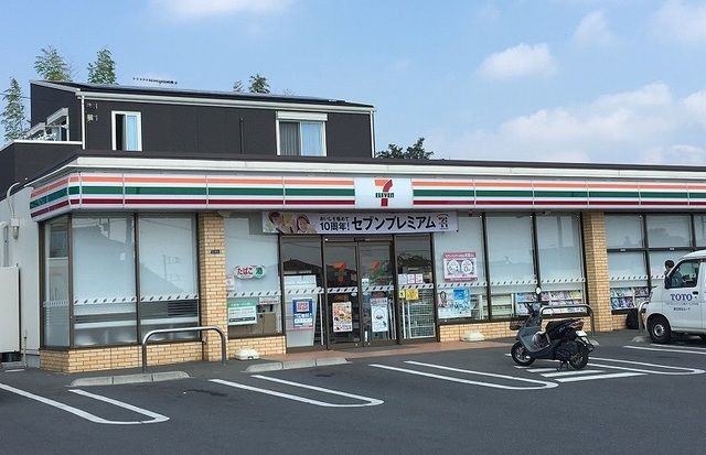 コンビニ　セブンイレブン（コンビニ）まで400m