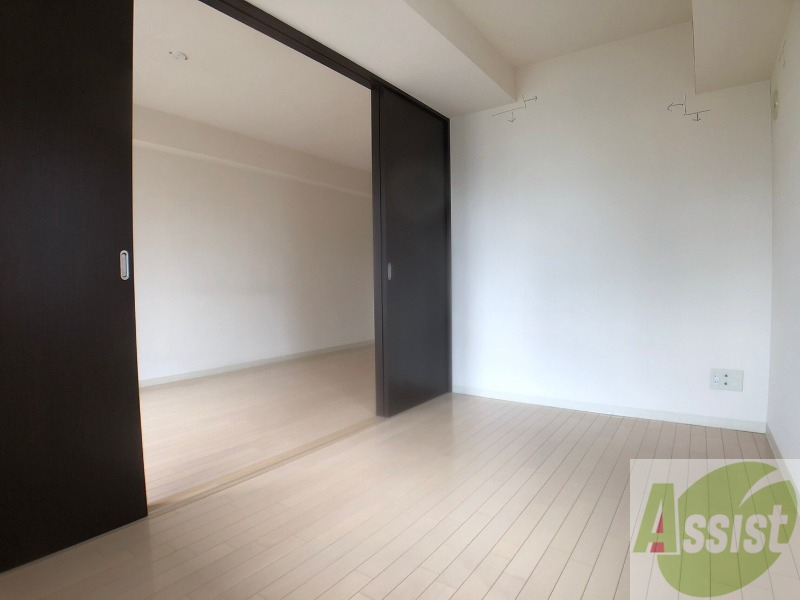 その他部屋・スペース　寝室はこちらです。光が差し込む、温かみのあるお部屋です。