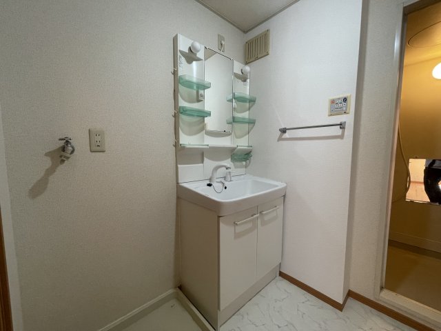 洗面設備　明るい洗面所です