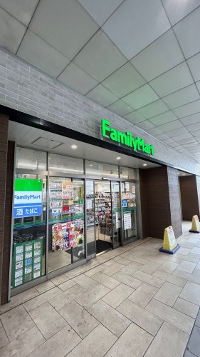 コンビニ　ファミリーマート 新田駅店（コンビニ）まで1061m