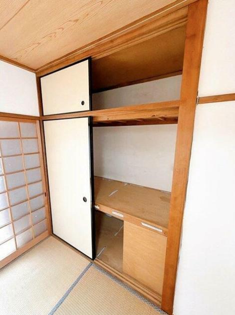 収納　2F和室に押し入れ一間あり