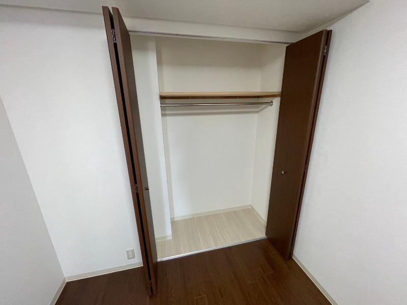 収納　こちらの収納にはハンガーをかけて服もしまえますね。