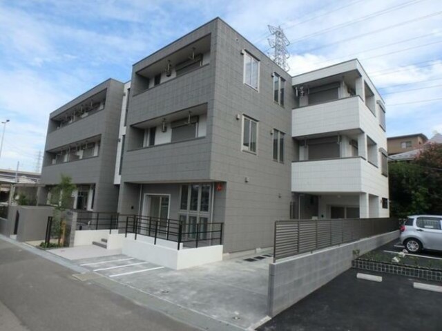 建物外観　３階建ての賃貸マンション