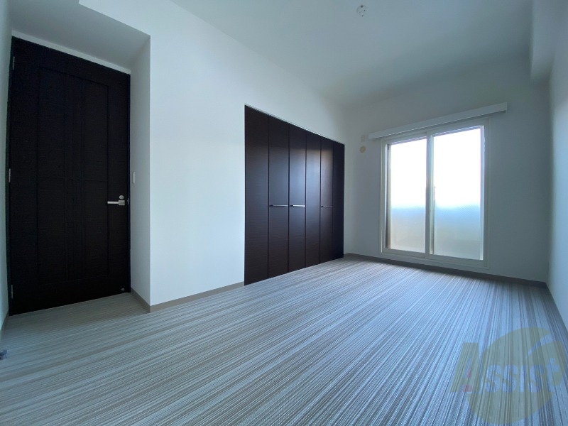 その他部屋・スペース　寝室はこちらです。光が差し込む、温かみのあるお部屋です。