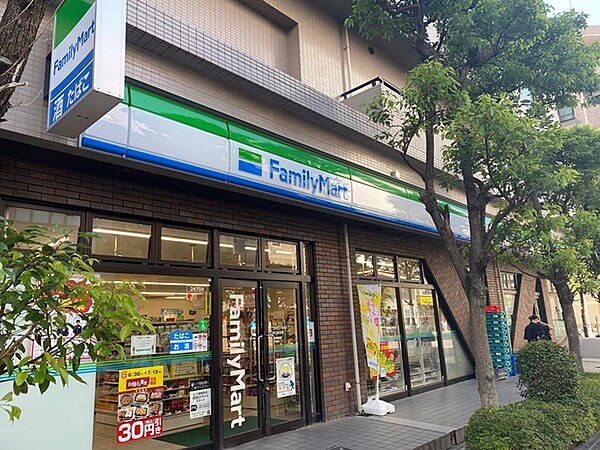 コンビニ　ファミリーマート明大前店（コンビニ）まで290m