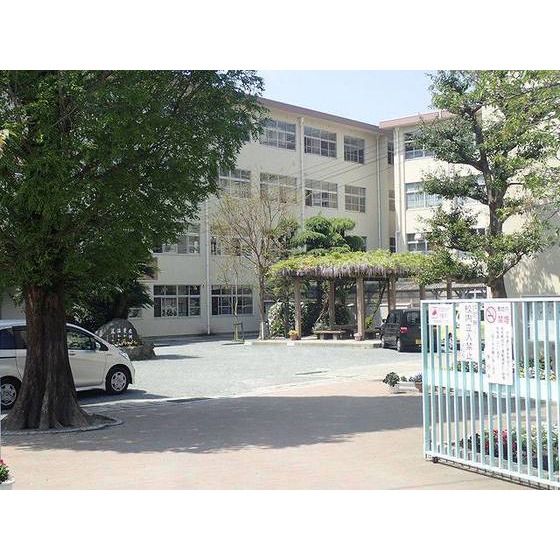 中学校　高岡市立五位中学校（中学校）まで654m
