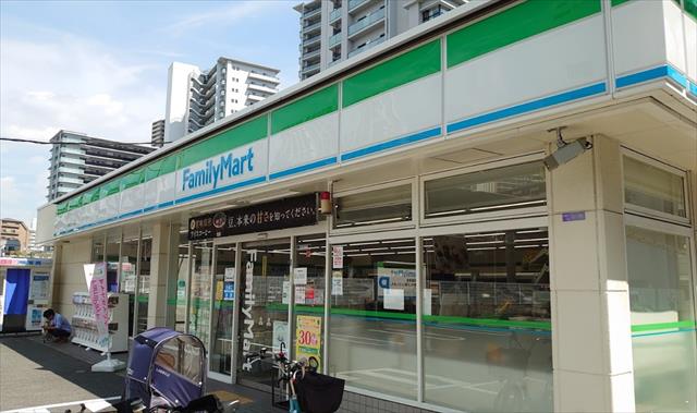 コンビニ　ファミリーマート（コンビニ）まで294m