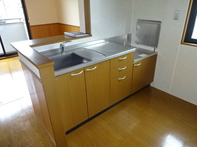 キッチン　参考：102号室（内装・設備が異なる場合があります。）