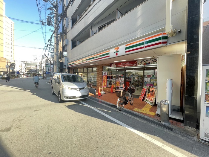 コンビニ　セブンイレブン（コンビニ）まで64m