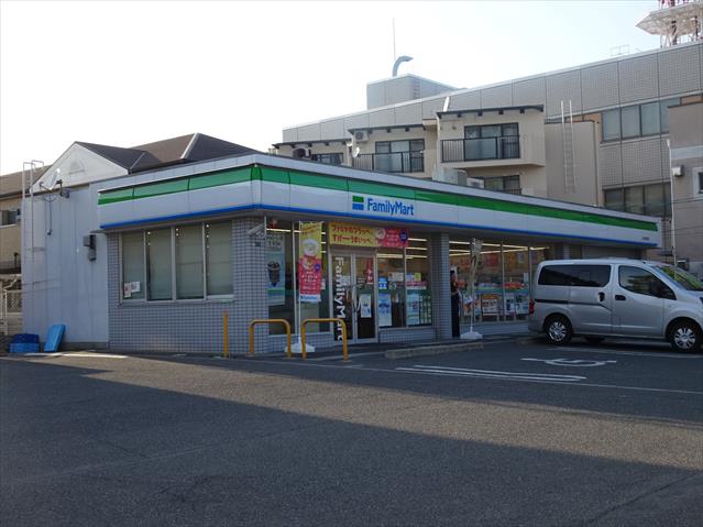 コンビニ　ファミリーマート（コンビニ）まで261m