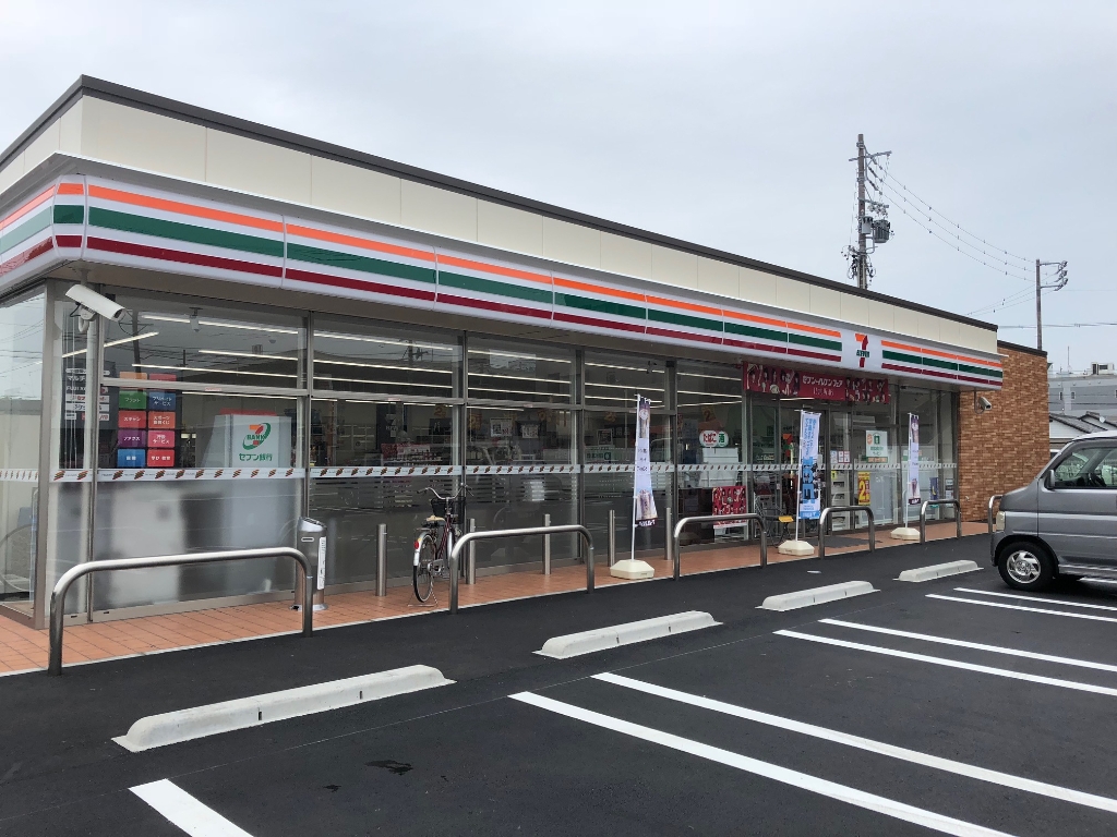 コンビニ　セブンイレブン 掛川中央1丁目店（コンビニ）まで300m